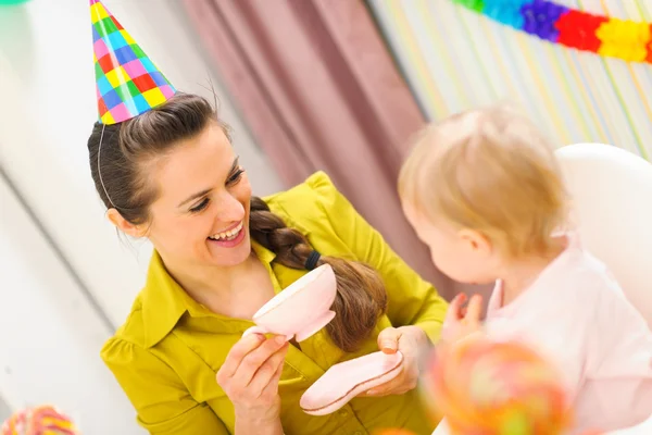 Matka o herbatę na pierwsze urodziny obchody swojego dziecka — Zdjęcie stockowe