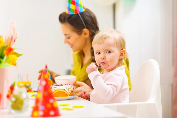 Primer cumpleaños fiesta de celebración con la madre y el bebé — Foto de Stock