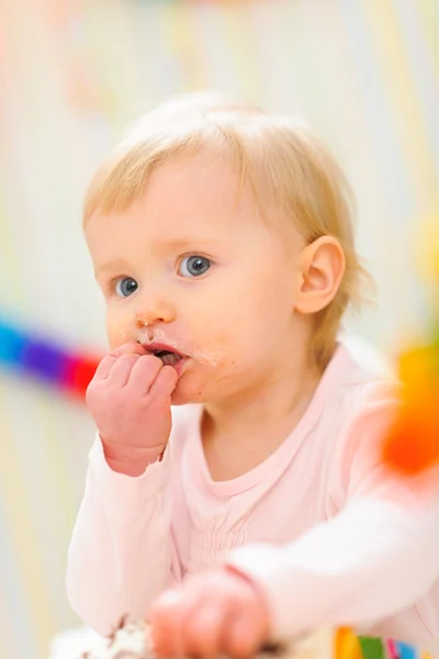 Portret van eten vlekkerig baby — Stockfoto