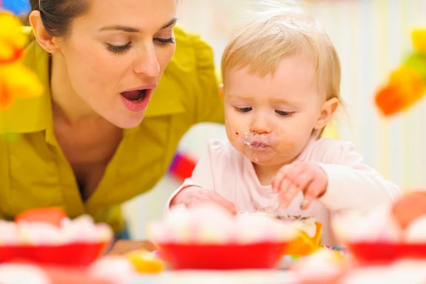 Baby celebrating first birthday with mom — Stock Photo, Image
