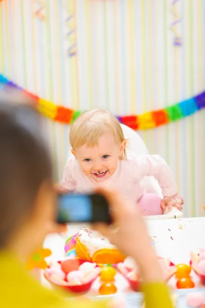 Mother making photos of happy baby on first birthday party — Stock Photo, Image
