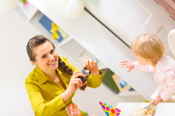 Happy mother making photos of celebrating first birthday baby — Stock Photo, Image