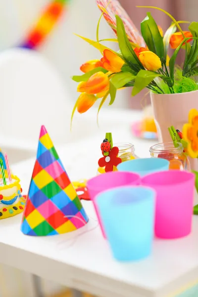 Detailní záběr na stůl zdobené pro oslavu narozenin dítěte — Stock fotografie