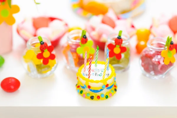 Крупный план на столе, украшенном для празднования дня рождения ребенка — стоковое фото