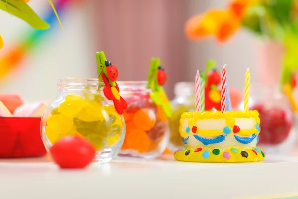 赤ちゃんの誕生日パーティーの装飾されたテーブルへのクローズ アップ — ストック写真