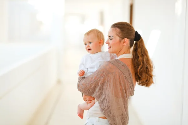 Mother and baby looking on copy-space — Stock Photo, Image
