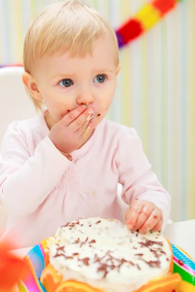 Portrait of eat smeared kid eating cake — Stock Photo, Image