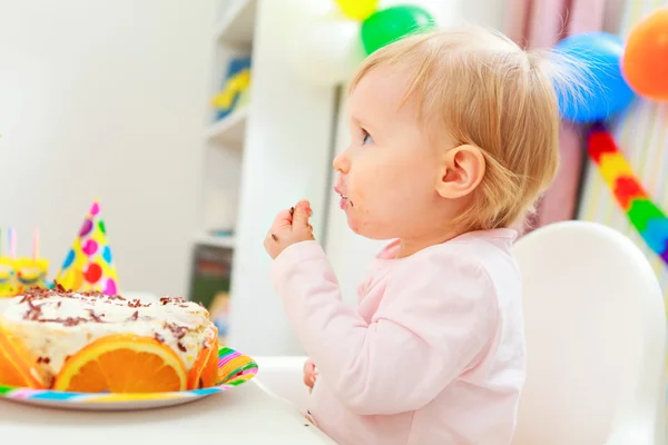 Comer criança manchado comer bolo de aniversário — Fotografia de Stock