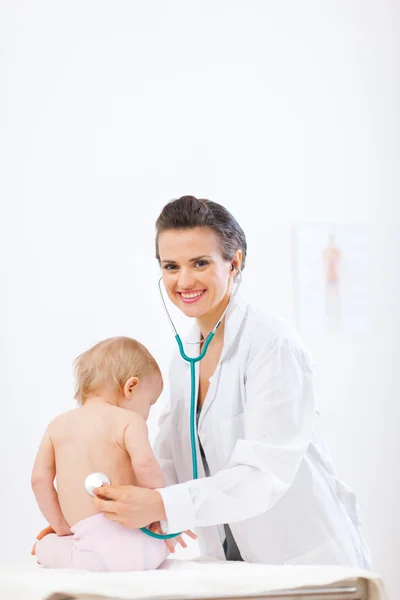 Pediatrician doctor examine baby using stethoscope Royalty Free Stock Photos