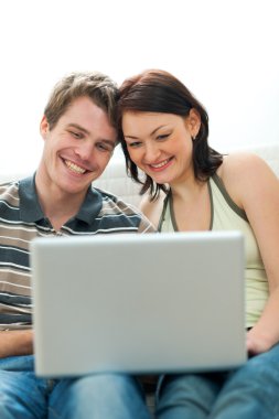 mutlu genç bir çift İnternet sörf