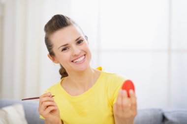 mutlu bir kadın üzerinde Paskalya yumurta boyama