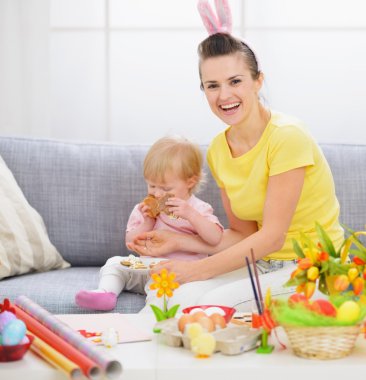 bir sürü kurabiye gibi bebek ile anne