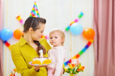 Bebek ve annesi doğum günü parti pastası ile portre