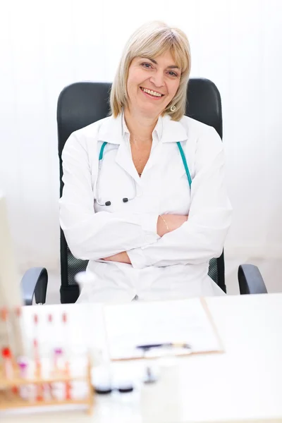 Portret szczęśliwy starszy lekarz kobieta w biurze — Zdjęcie stockowe