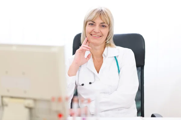 Portrait of happy mature doctor woman at laboratory — Stock Photo, Image