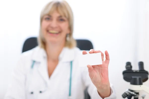 Médico mujer mostrando tarjeta de visita — Foto de Stock