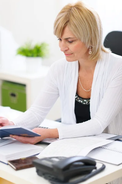 Old business woman working at office — Stock Photo, Image