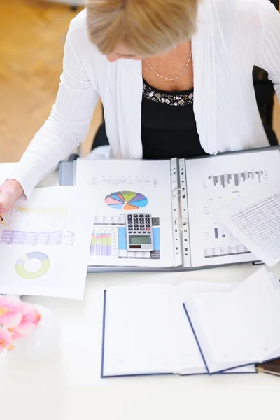 Primer plano de la mujer de negocios que trabaja en la mesa de la oficina — Foto de Stock
