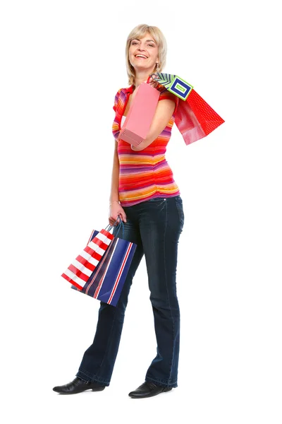 Retrato de comprimento total de mulher velha feliz com sacos de compras — Fotografia de Stock