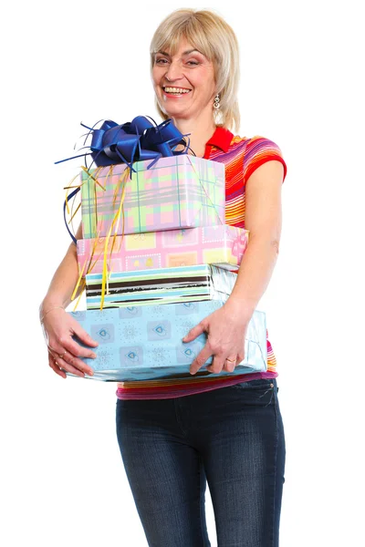 Mujer mayor sonriente con pila de cajas de regalo — Foto de Stock