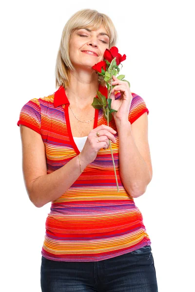 Happy senior kvinna njuter av röd ros — Stockfoto