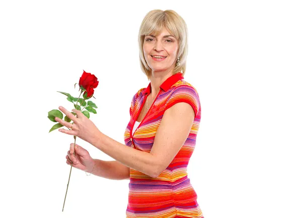 Ευτυχής ηλικιωμένη γυναίκα που κατέχουν κόκκινο τριαντάφυλλο — Φωτογραφία Αρχείου