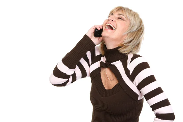 Счастливая женщина средних лет разговаривает по телефону — стоковое фото