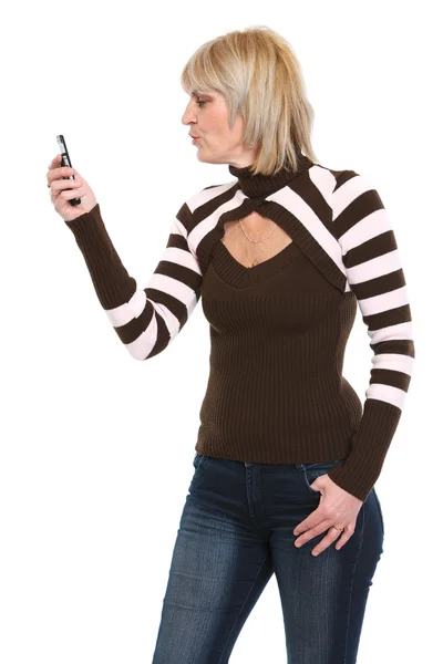 Жінка середнього віку дивиться на мобільний телефон — стокове фото