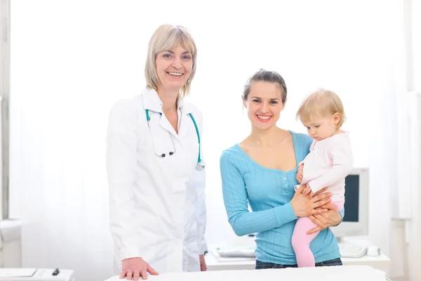 Porträt eines leitenden Kinderarztes und einer Mutter mit Baby — Stockfoto