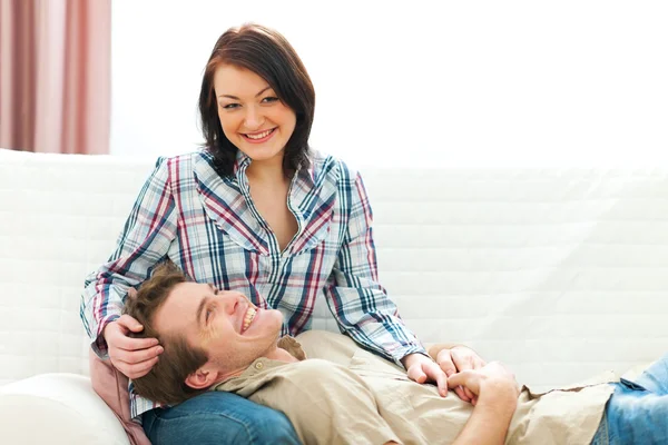 Lächelndes junges Paar teilt gemeinsamen Moment — Stockfoto