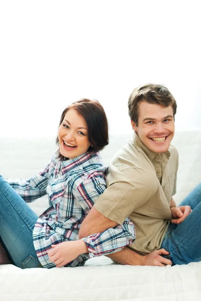 Rindo jovem casal se divertindo em casa — Fotografia de Stock