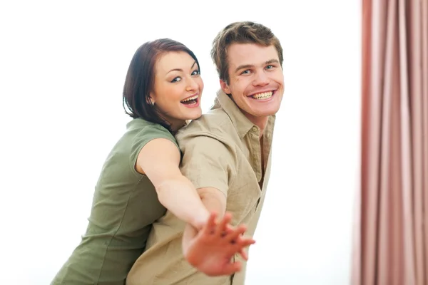 Porträt eines glücklichen jungen Paares — Stockfoto