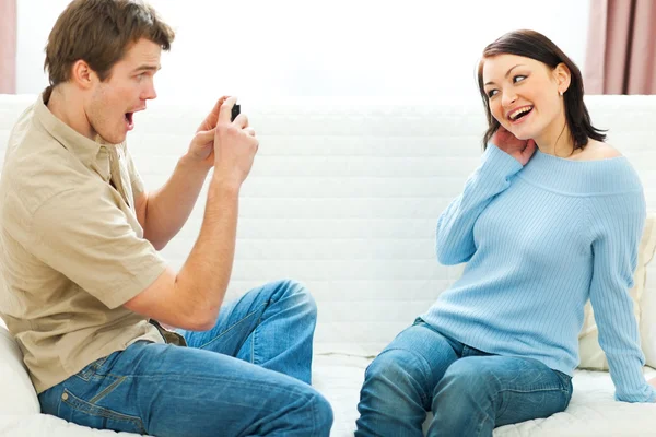 Glückliches junges Paar macht lustige Fotos — Stockfoto