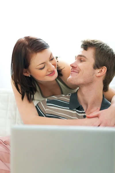 Happy νεαρό ζευγάρι ψάχνει σε φορητό υπολογιστή — Φωτογραφία Αρχείου
