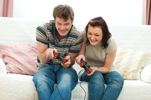 Alegre joven pareja jugando consola — Foto de Stock