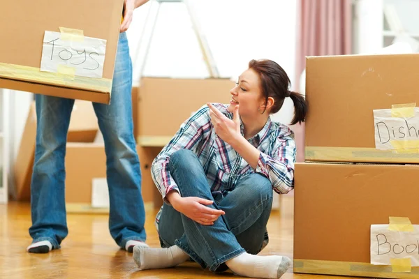 Young couple moving to new house — Stock Photo, Image