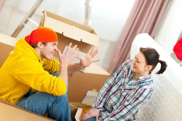 Ungt par har roligt medan du flyttar till nytt hus — Stockfoto