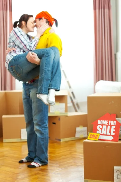 Haus zum Verkauf Schild mit verkauft Aufkleber und Kerl hält Freundin — Stockfoto