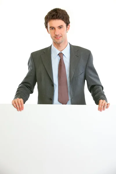 Современный бизнесмен показывает чистый рекламный щит — стоковое фото