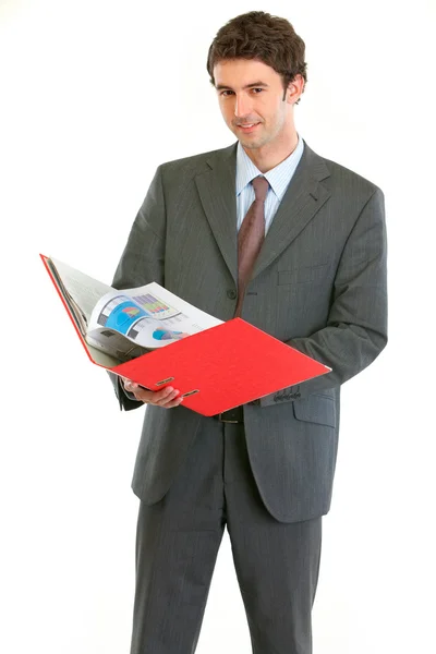 Hombre de negocios moderno comprobación de documentos en la carpeta —  Fotos de Stock