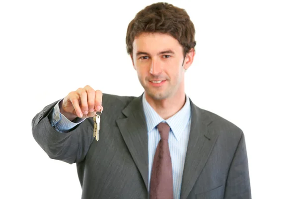 Retrato de corretor de imóveis feliz dando chaves — Fotografia de Stock