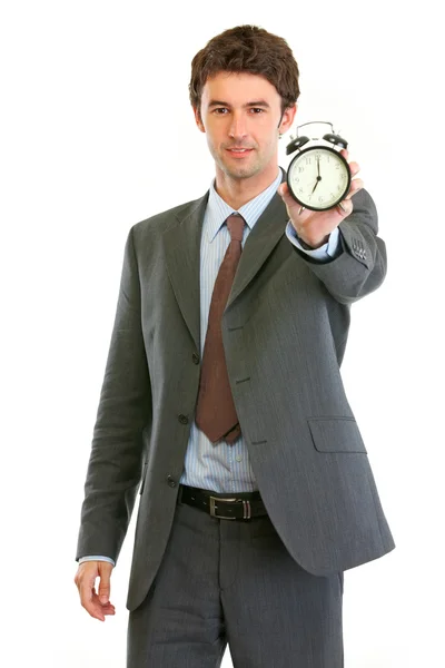 Современный бизнесмен показывает будильник — стоковое фото