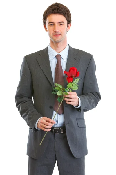 Retrato de hombre feliz en traje con rosa en la mano — Foto de Stock