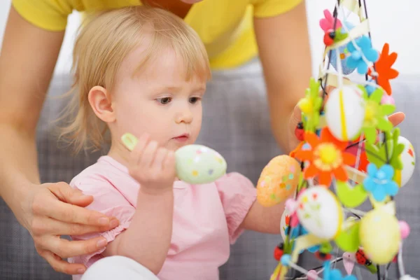 Mamma aiutare il bambino ha fatto la decorazione di Pasqua — Foto Stock
