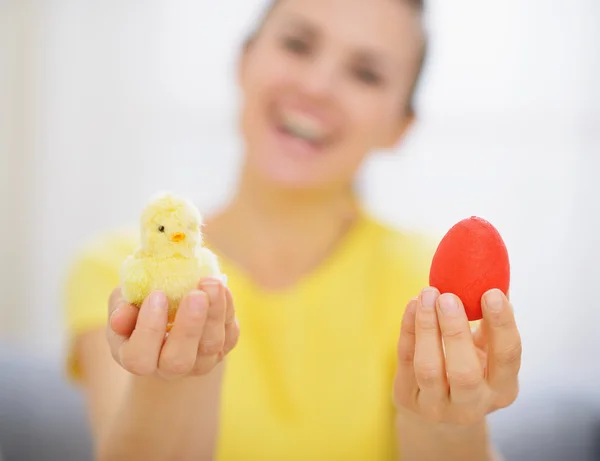Γυναίκα που κρατά το κόκκινο αυγό Πάσχας και κοτόπουλο — Φωτογραφία Αρχείου