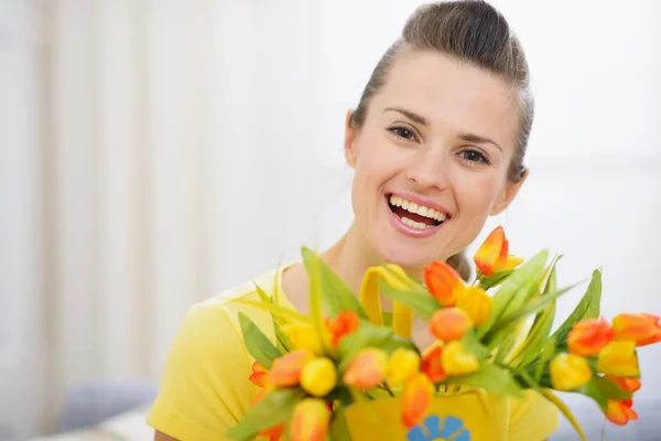 Piękna kobieta z bukietem tulipanów — Zdjęcie stockowe