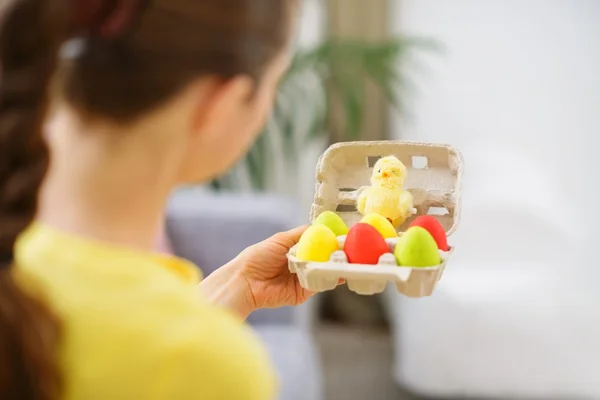 Bandeja de mujer con coloridos huevos de Pascua y pollo — Foto de Stock
