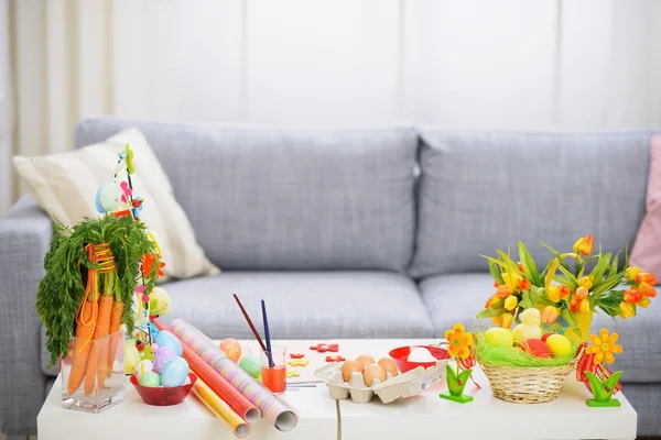 Προετοιμασίες για το Πάσχα. τραπέζι με διακόσμηση πράγματα — Φωτογραφία Αρχείου