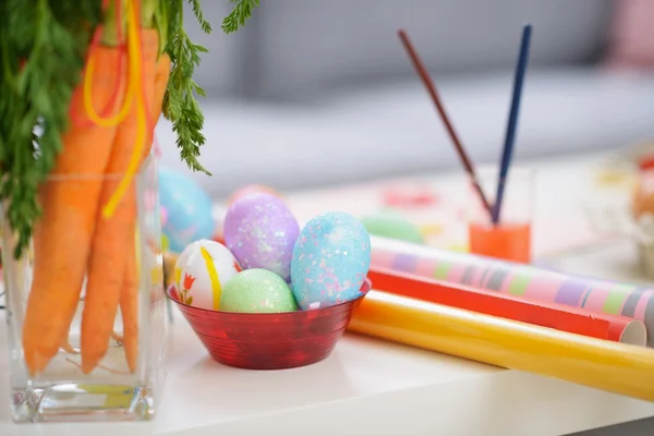 Fechar na mesa com ovos de Páscoa e coisas de decoração — Fotografia de Stock