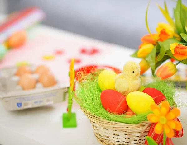 Närbild på bord med påskägg och dekoration grejer — Stockfoto